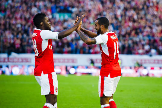 Arsenals Joel Campbell jublar med målskytten till 3-1 Theo