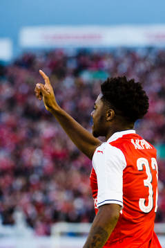Arsenals Chuba Akpom har gjort 2-1-målet och jublar
