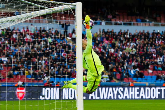 Manchester Citys målvakt Joe Hart räddar en frispark
