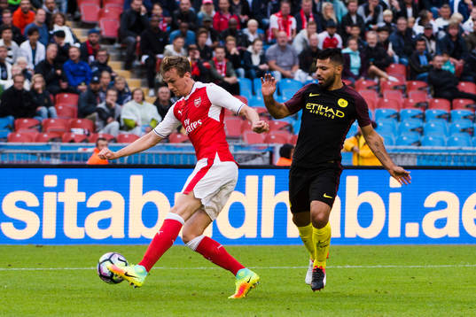 Arsenals Rob Holding försvarar mot Manchester Citys Sergio