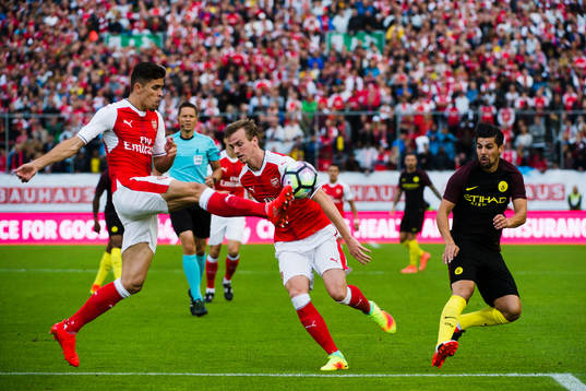 Arsenals Gabriel rensar framför Rob Holding och Manchester