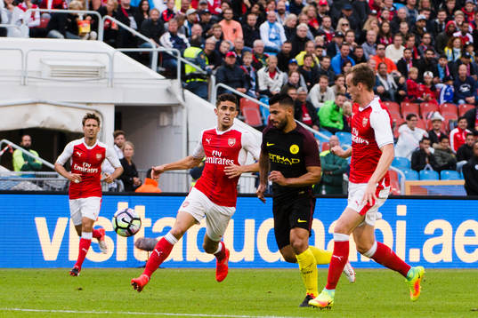 Arsenals Gabriel och Rob Holding försvarar mot Manchester