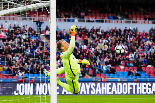 Manchester Citys målvakt Joe Hart räddar en frispark