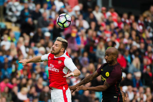 Arsenals Aaron Ramsey och Manchester Citys Fabian Delph in