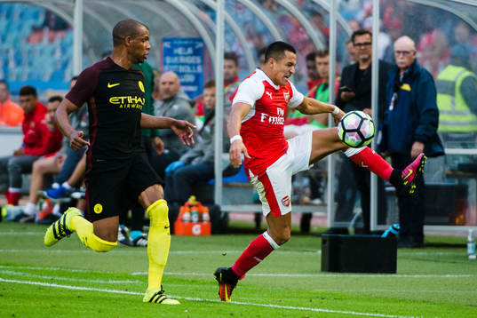 Manchester Citys Fernando Reges och Arsenals Alexis Sanchez