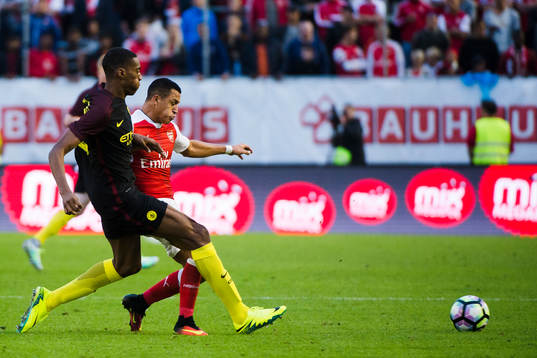 Manchester Citys Tosin Adarabioyo och Arsenals Alexis