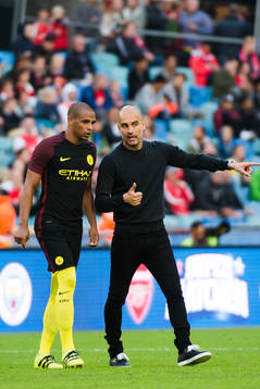 Manchester Citys Fernando Reges diskuterar med  tränare
