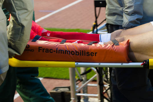 Arsenals Gabriel bars ut på bår