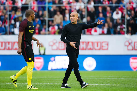 Manchester Citys Fernando Reges diskuterar med  tränare