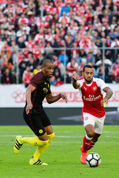 Manchester Citys Fernando Reges och Arsenals Theo Walcott