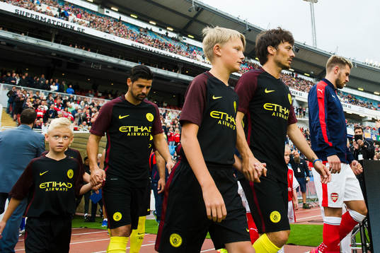 Manchester Citys David Silva går in på plan