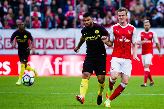 Manchester Citys Sergio Aguero och Arsenals Rob Holding