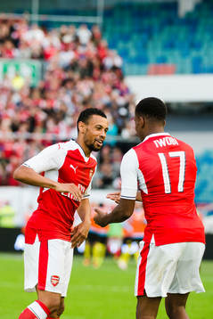 Arsenals Alex Iwobi jublar med Francis Coqeulin