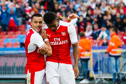 Arsenals Alex Iwobi jublar med Alexis Sanchez