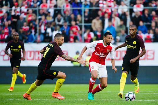 Manchester Citys Aleksandar Kolarov och Arsenals Francis