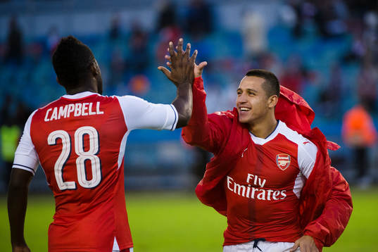 Arsenals Joel Campbell jublar med Alexis Sanchez