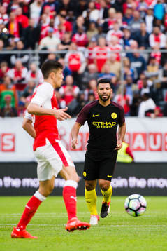 Arsenals Gabriel med bollen och Manchester Citys Sergio