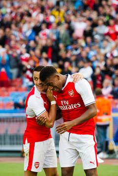 Arsenals Alex Iwobi jublar med Alexis Sanchez