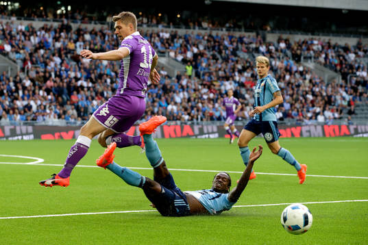 IFK Göteborgs Mikael Boman och Djurgårdens Kebba Ceesay