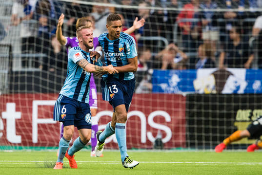 Djurgårdens Alexander Faltsetas jublar med Mathias Ranegie