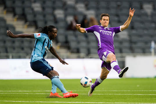 Djurgårdens Kebba Ceesay och IFK Göteborgs Mads Albeck
