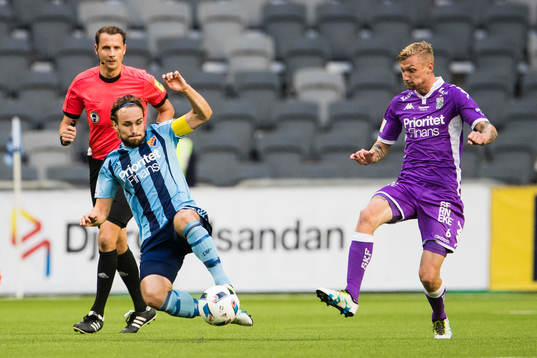 Djurgårdens Kevin Walker i kamp om bollen med IFK