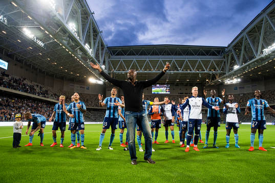 Djurgårdens tidigare målvakt Pa Dembo Touray jublar med
