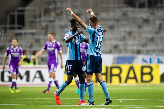 Michael Olunga och Mathias Ranegie jublar