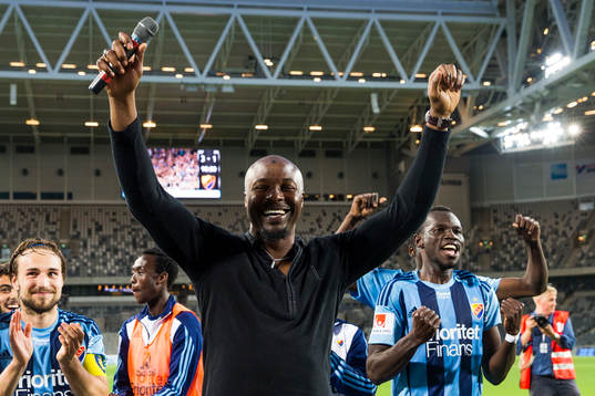Djurgårdens tidigare målvakt Pa Dembo Touray jublar