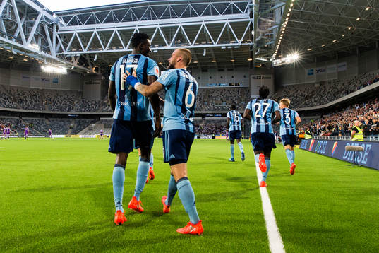 Djurgårdens Michael Olunga gratuleras av Alexander