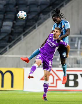 IFK Göteborgs Mikael Boman i en nickduell med Djurgårdens