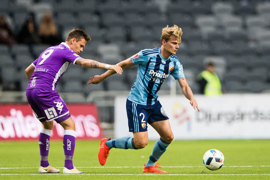 IFK Göteborgs Jakob Ankersen ser hur Djurgårdens Tim