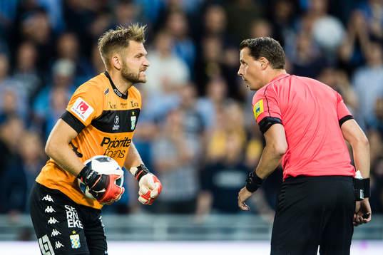 IFK Göteborgs målvakt John Alvbåge reagerar på domare