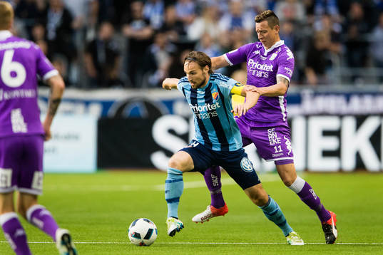 Djurgårdens Kevin Walker i kamp om bollen med IFK
