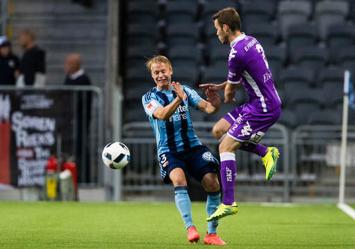 Djurgårdens Elliot Käck i en närkamp med IFK Göteborgs