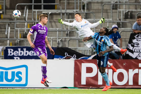 Djurgårdens målvakt Kenneth Høie boxar bort bollen