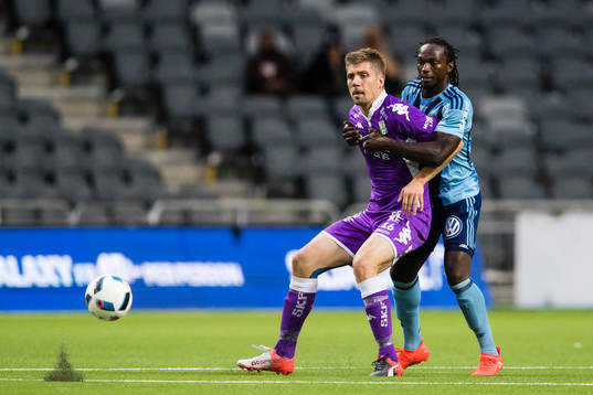 IFK Göteborgs Mikael Boman hålls fast av Djurgårdens