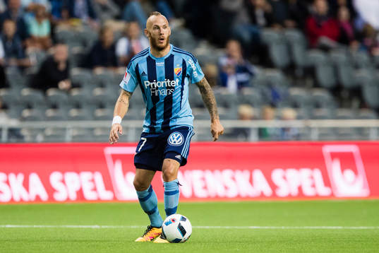 Djurgårdens Magnus Eriksson med bollen