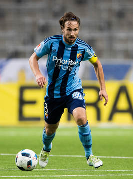 Djurgårdens Kevin Walker med bollen