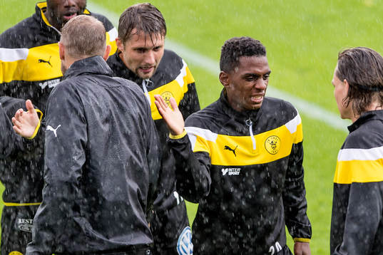 Frejs Dida Rashidi före fotbollsmatchen i Superettan