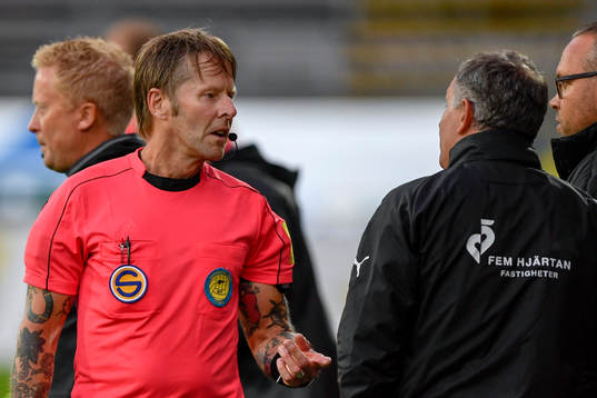Halmstads tränare Jan Jönsson blir uppvisad på läktaren