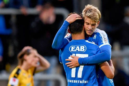 Halmstads Sead Haksabanovic och Marcus Mathisen jublar