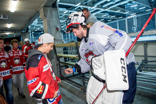 Cristopher Nihlstorp skriver autografer