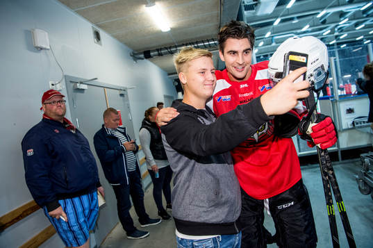 Nils Andersson tar en selfie med en supporter