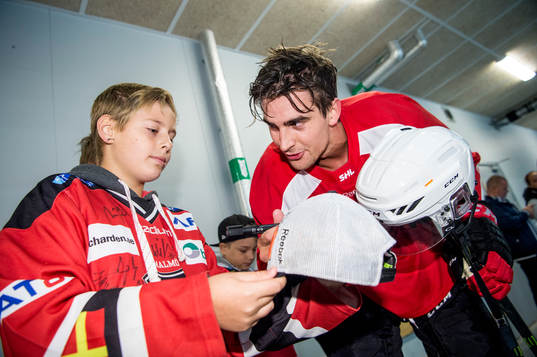 Nils Andersson skriver autografer
