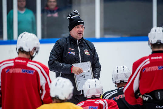Tränaren Peter Andersson har genomgång med spelarna