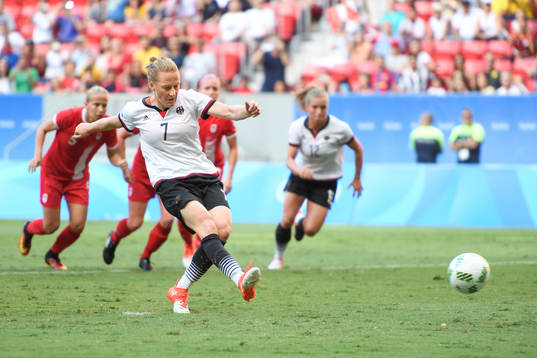 Tysklands Melanie Behringer skjuter bollen till 1-0 på