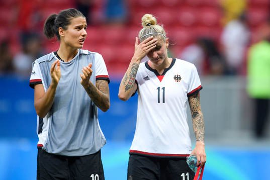 Tysklands Dzsenifer Marozsan och Anja Mittag deppar