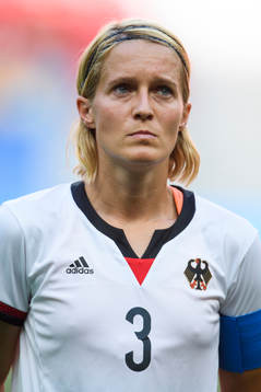 Tysklands Saskia Bartusiak vid lineup innan fotbollsmatchen