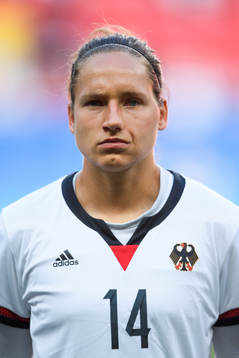 Tysklands Babett Peter vid lineup innan fotbollsmatchen